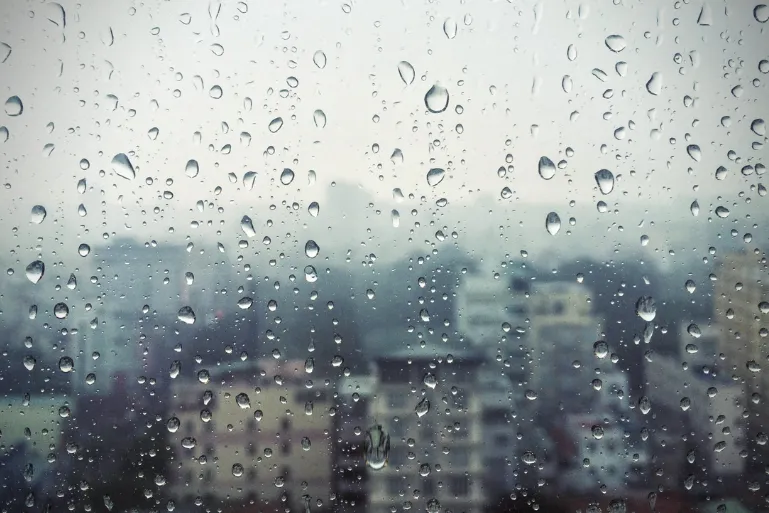 Ventaja empañada de gotas de agua. A través de la ventana se ve una ciudad
